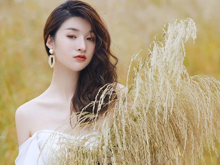 法式轻婚纱吊带缎面出门纱轻纱显瘦
